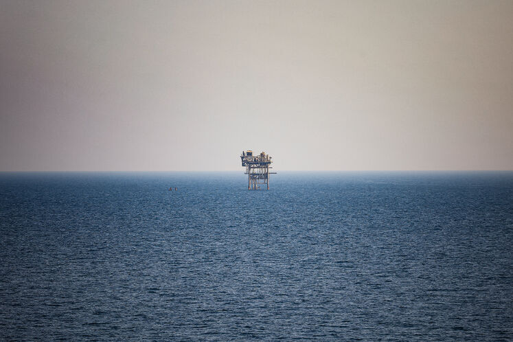 چشم‌اندازی از سکوی نفتی قدیمی سروش که در جریان جنگ تحمیلی بین ایران و عراق مورد حمله دشمن قرار گرفت.