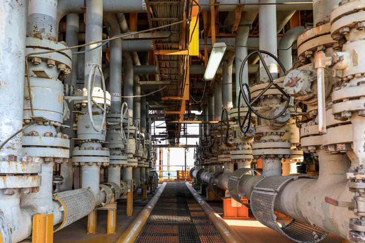 عملیات های گاز زدایی، آب زدایی و نمک‌زدایی که به مجموعه کلی آن فرآورش گفته می‌شود در این سکوی مدرن انجام می‌شود و در نهایت نفت صادراتی به پایانه خلیج فارس فرستاده می شود