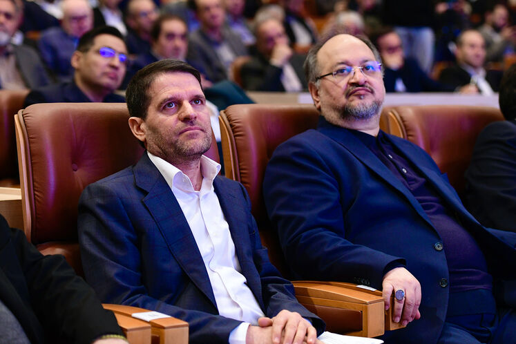 از راست: محمد شریعتمداری، مدیرعامل شرکت صنایع پتروشیمی خلیج‌فارس و حسن عباس‌زاده، مدیرعامل شرکت ملی صنایع پتروشیمی