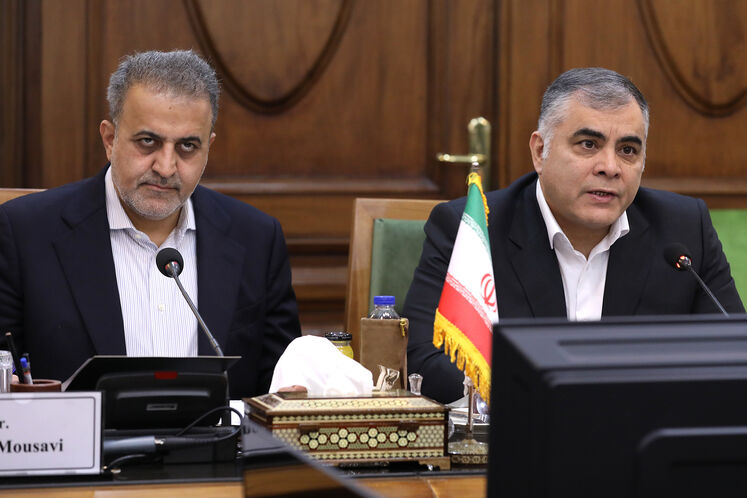 محسن پاک‌نژاد، وزیر نفت و سید علی‌محمد موسوی، معاون وزیر در امور بین‌الملل و بازرگانی