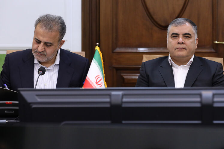  محسن پاک‌نژاد، وزیر نفت و سید علی‌محمد موسوی، معاون وزیر در امور بین الملل و بازرگانی