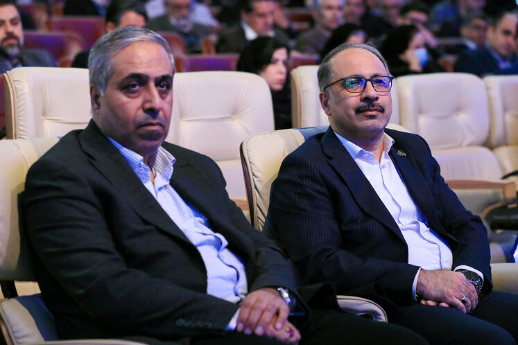 علی ربانی، مدیرکل بهینه‌سازی مصرف انرژی شرکت ملی صنایع پتروشیمی ایران و  احمد زراعتکار، معاون برنامه‌ریزی وزیر نفت