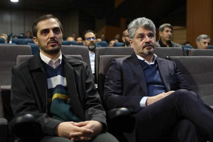 تورج دهقانی، مدیرعامل شرکت نفت و گاز پارس (سمت راست)