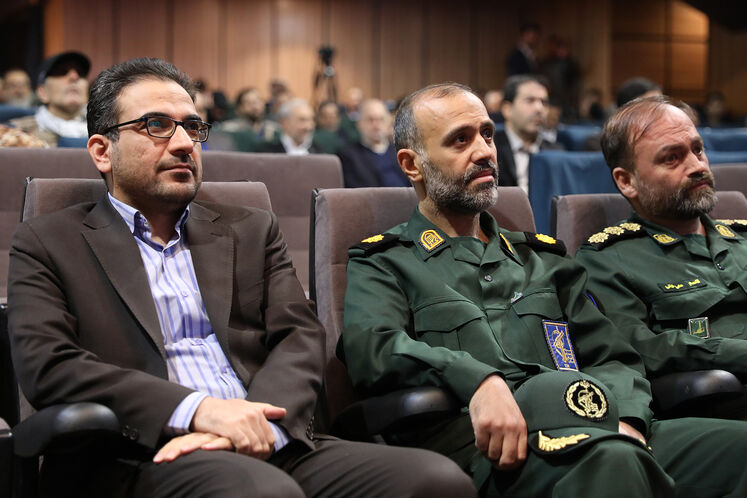 سجاد خلیلی، معاون وزیر نفت در نظارت بر منابع هیدروکربوری (سمت چپ)