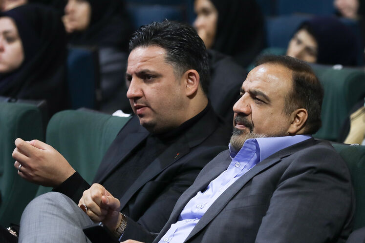 از راست: مجید بوجارزاده، مدیرکل روابط عمومی وزارت نفت و سامان قدوسی، رئیس روابط عمومی شرکت ملی نفت ایران