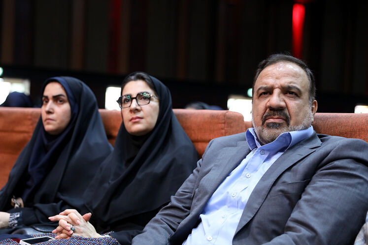 از راست: مجید بوجارزاده، مدیرکل روابط عمومی وزارت نفت، فاطمه کاهی، رئیس روابط عمومی شرکت ملی پالایش و پخش فرآورده‌های نفتی ایران