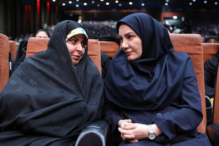 از راست: صدیقه خزایی، معاون توسعه مدیریت و سرمایه انسانی وزارت نفت و زهره یوسفیان‌ملا، مشاور وزیر نفت در امور بانوان