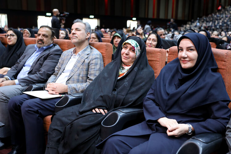 از راست: صدیقه خزایی، معاون توسعه مدیریت و سرمایه انسانی وزارت نفت، زهره یوسفیان‌ملا، مشاور وزیر نفت در امور بانوان، جلال میرزایی، مشاور وزیر و سرپرست دفتر وزارتی، مجید بوجارزاده، مدیرکل روابط عمومی وزارت نفت، فاطمه کاهی، رئیس روابط عمومی شرکت ملی پالایش و پخش فرآورده‌های نفتی ایران