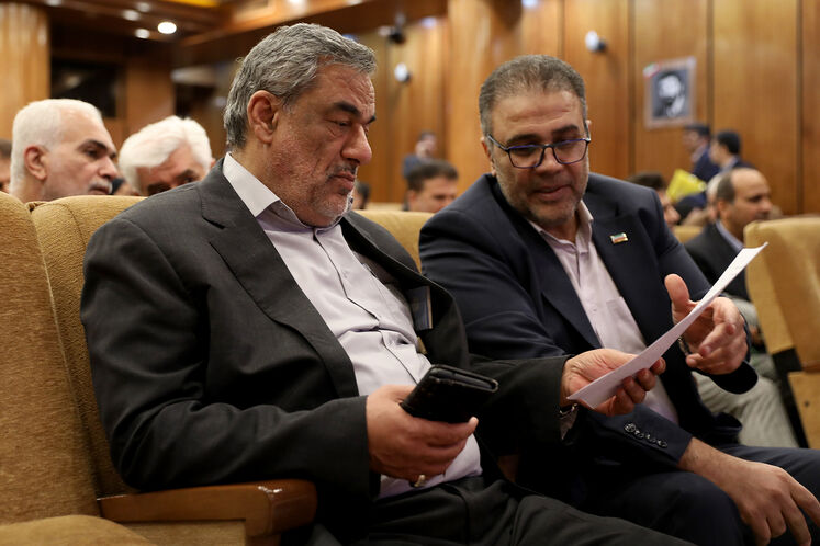 از راست: مسعود رحیمی، مدیر کل بازرسی، نظارت بر عملکرد و رسیدگی به شکایات وزارت نفت و حمید بورد، مدیرعامل شرکت مل ینفت ایران