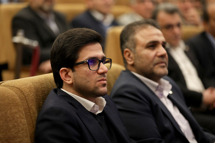 سمت چپ: محمدصادق عظیمی‌فر، مدیرعامل شرکت ملی پالایش و پخش فرآورده‌های نفتی ایران