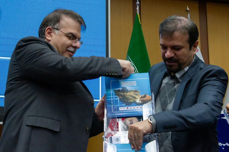 رونمایی از کتاب اولویت‌های پژوهشی و فناوری وزارت نفت