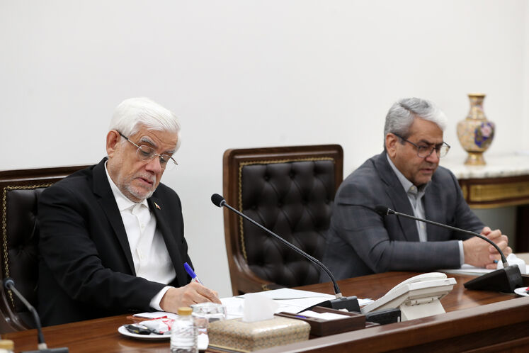 سید کامل تقوی‌نژاد، دبیر هیئت دولت و محمدرضا عارف، معاون اول رئیس‌جمهوری