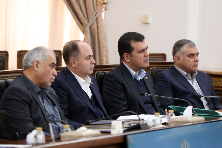 محسن پاک‌نژاد، وزیر نفت و حسین افشین، معاون علمی،‌ فناوری و اقتصاد دانش‌بنیان رئیس‌جمهوری و غلامرضا نوری قزلجه، وزیر جهادکشاورزی