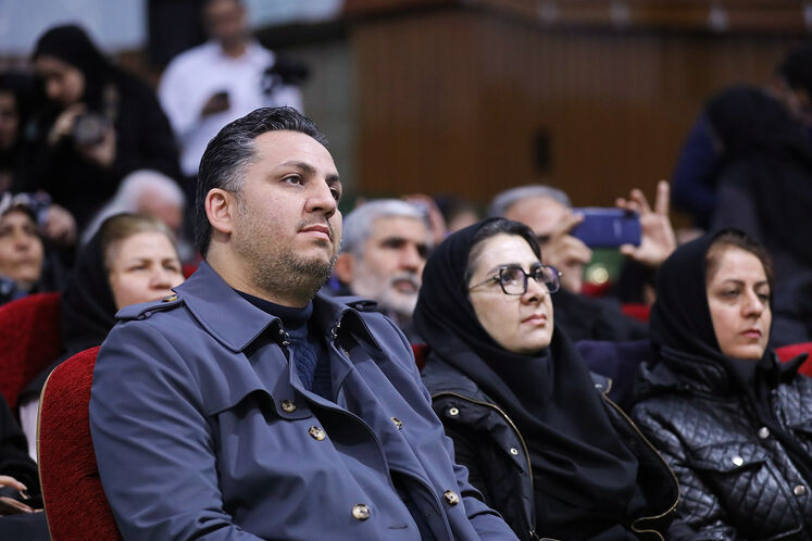 از راست: فاطمه کاهی، رئیس روابط‌ عمومی شرکت ملی پالایش و پخش فرآورده‌های نفتی ایران و سامان قدوسی، مدیرکل روابط عمومی وزارت نفت