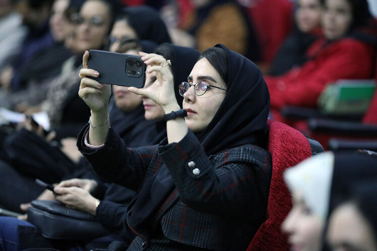 نشست خبری فاطمه مهاجرانی، سخنگوی دولت در شرکت پالایش نفت امام خمینی (ره) شازند - اراک