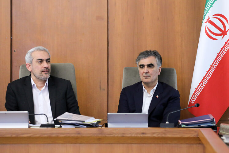 از راست: محمدرضا فرزین، رئیس بانک مرکزی و سید علی مدنی‌زاده، وزیر امور اقتصادی و دارایی