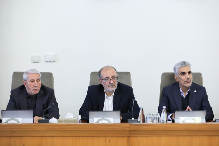 از راست: امیر مقیسه، مدیر سرمایه‌گذاری و کسب‌وکار شرکت ملی نفت ایران