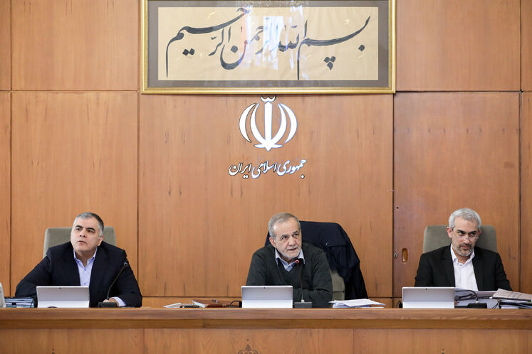 از راست:سید علی مدنی‌زاده، وزیر امور اقتصادی و دارایی، مسعود پزشکیان، رئیس‌جمهوری و محسن پاک‌نژاد، وزیر نفت