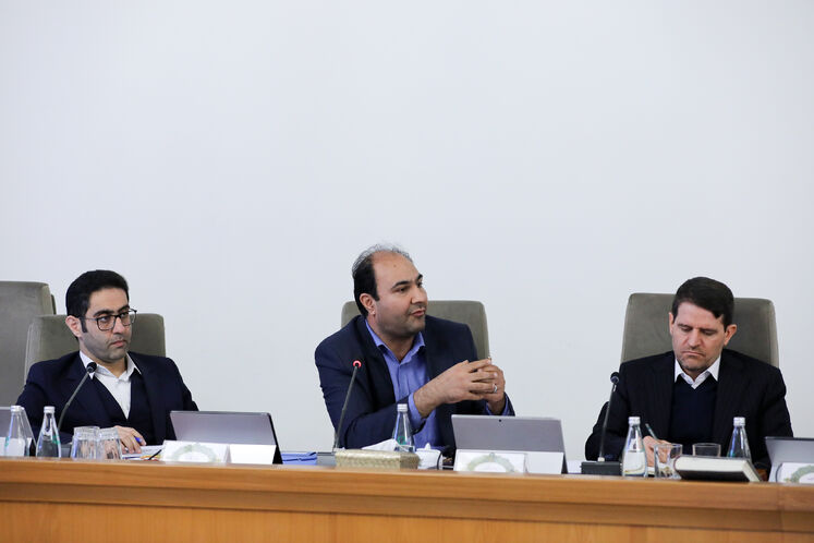 از راست: حسن عباس‌زاده، مدیرعامل شرکت ملی صنایع پتروشیمی، علی پورکبیریان، مدیر امور حقوقی شرکت ملی نفت ایران و محسن محمدپور، دستیار وزیر نفت و رئیس کارگروه جمع‌آوری گازهای مشعل