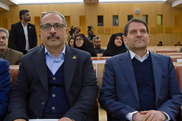 از راست: حسن عباس‌زاده، مدیرعامل شرکت ملی صنایع پتروشیمی و علی ربانی، مدیر بهینه‌سازی مصرف انرژی شرکت ملی صنایع پتروشیمی