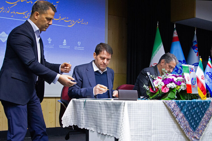آیین امضای تفاهم‌نامه همکاری در راستای مدیریت مصرف و بهینه سازی انرژی با سرمایه گذاری صنعت پتروشیمی