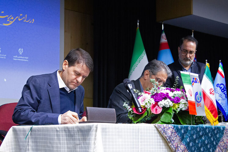 آیین امضای تفاهم‌نامه همکاری در راستای مدیریت مصرف و بهینه سازی انرژی با سرمایه گذاری صنعت پتروشیمی