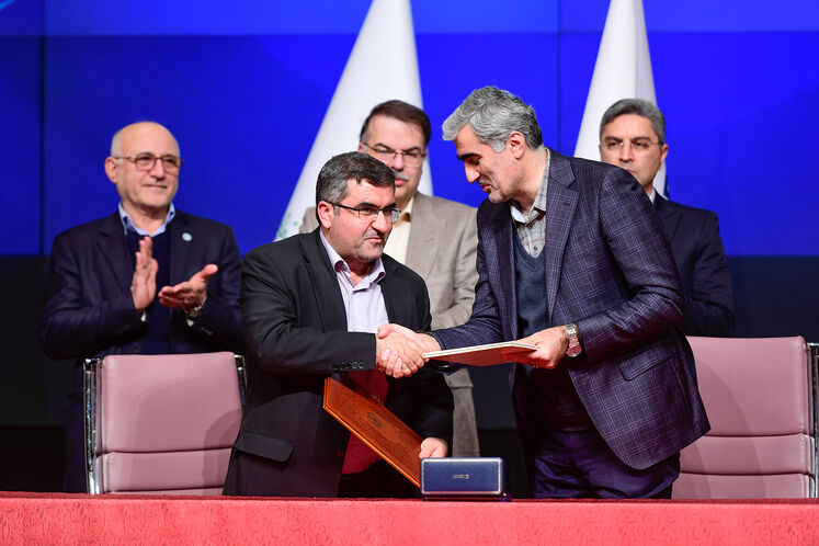 امضای تفاهم‌نامه بین عظیم کلانتری‌اصل، رئیس پژوهشگاه صنعت نفت و اصغر نوراله‌زاده، رئیس هیئت عامل صندوق نوآوری و شکوفایی