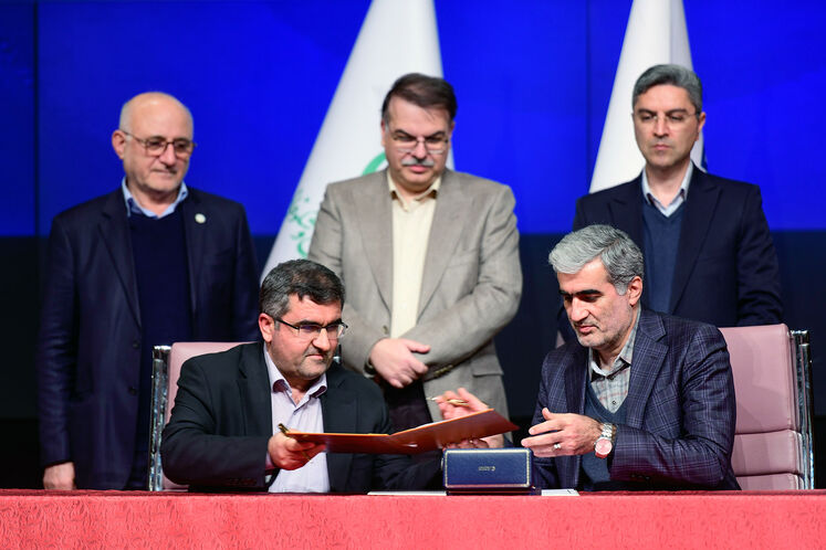 امضای تفاهم‌نامه بین عظیم کلانتری‌اصل، رئیس پژوهشگاه صنعت نفت و اصغر نوراله‌زاده، رئیس هیئت عامل صندوق نوآوری و شکوفایی