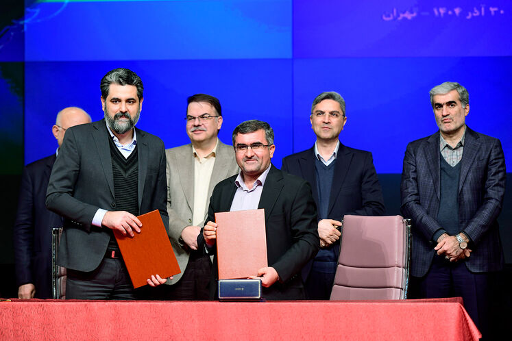 امضای موافقت‌نامه بین عظیم کلانتری‌اصل، رئیس پژوهشگاه صنعت نفت و حامد دشمن‌فنا یزدی، مدیرعامل شرکت بهین پالایش نفت قشم