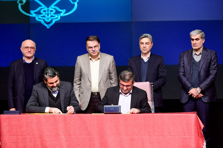 امضای موافقت‌نامه بین عظیم کلانتری‌اصل، رئیس پژوهشگاه صنعت نفت و حامد دشمن‌فنا یزدی، مدیرعامل شرکت بهین پالایش نفت قشم