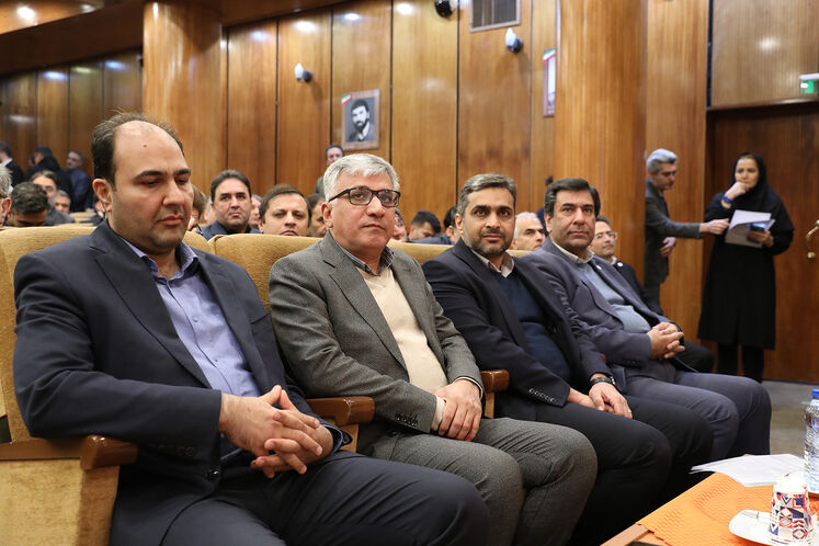 از چپ: رضا عاقبتی، مدیر مهندسی و توسعه شرکت ملی نفت ایران، سید محی‌الدین جعفری، مدیر اکتشاف شرکت ملی نفت ایران و  علی پورکبیریان، مدیر امور حقوقی شرکت ملی نفت ایران