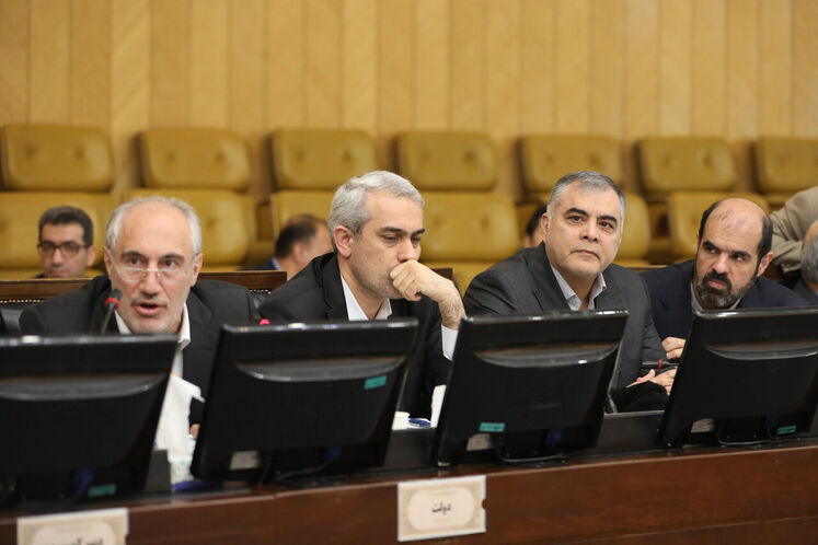 از راست: محسن پاک‌نژاد، وزیر نفت، سیدعلی مدنی‌زاده، وزیر اقتصاد و سید حمید پورمحمدی، رئیس سازمان برنامه و بودجه