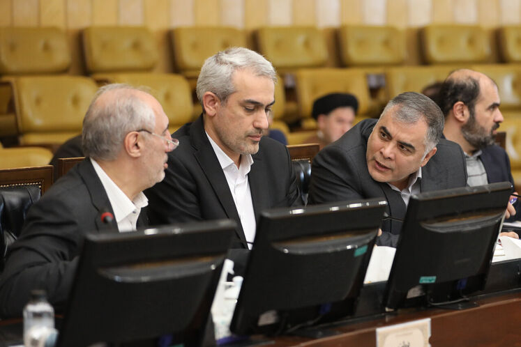 از راست: محسن پاک‌نژاد، وزیر نفت، سیدعلی مدنی‌زاده، وزیر اقتصاد و سید حمید پورمحمدی، رئیس سازمان برنامه و بودجه