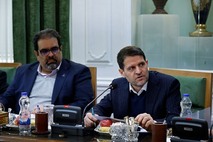 از راست: حسن عباس‌زاده، مدیرعامل شرکت ملی صنایع پتروشیمی و سعید توکلی، مدیرعامل شرکت ملی گاز ایران