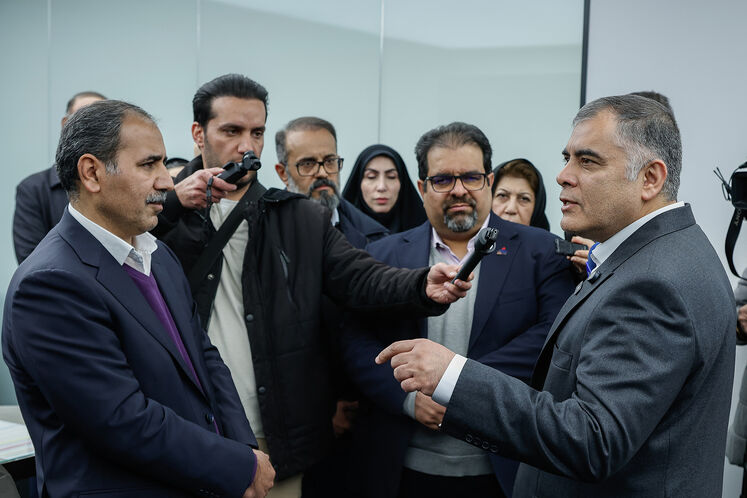 از راست: محسن پاک‌نژاد، وزیر نفت و  سعید توکلی، مدیرعامل شرکت ملی گاز ایران