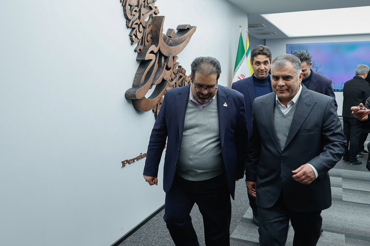 از راست: محسن پاک‌نژاد، وزیر نفت و  سعید توکلی، مدیرعامل شرکت ملی گاز ایران