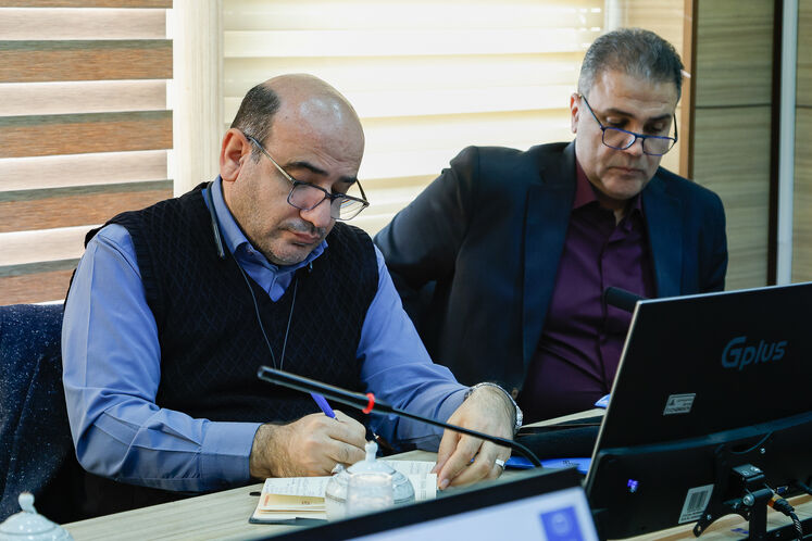 از راست: مسعود رحیمی، مدیر کل بازرسی، نظارت بر عملکرد و رسیدگی به شکایات وزارت نفت و ناصر مولایی، سرپرست اداره کل تشکیلات، روش‌ها و تعالی سازمانی وزارت نفت