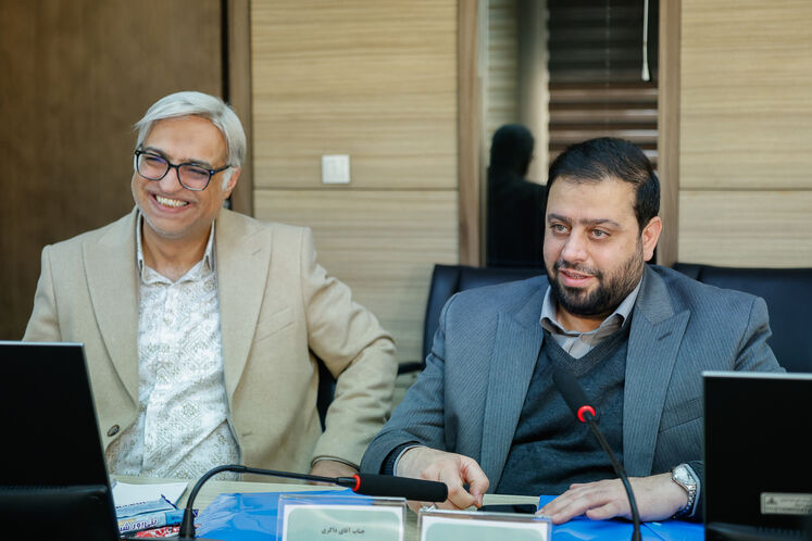  سمت راست: علی تفرشی، معاون توسعه مدیریت و پشتیبانی سازمان اداری و استخدامی کشور