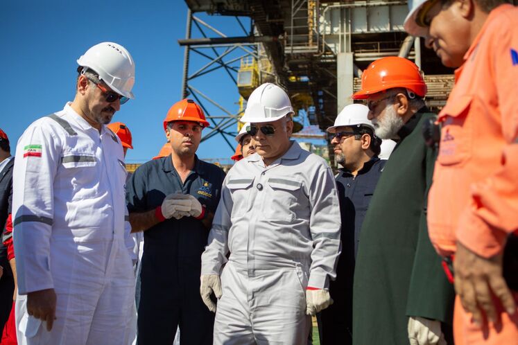 بازدید محسن پاک‌نژاد، وزیر نفت از سکوی SPD13A پارس جنوبی