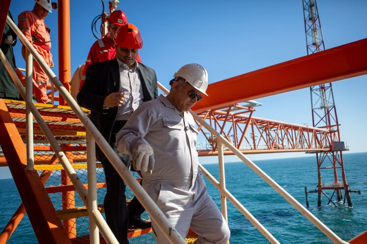 بازدید محسن پاک‌نژاد، وزیر نفت از سکوی SPD13A پارس جنوبی