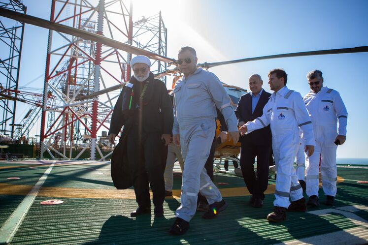 بازدید محسن پاک‌نژاد، وزیر نفت از سکوی SPD13A پارس جنوبی