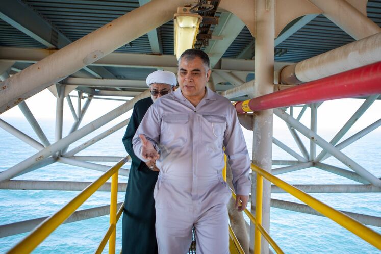 بازدید محسن پاک‌نژاد، وزیر نفت از سکوی SPD13A پارس جنوبی