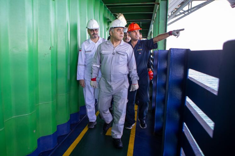 بازدید محسن پاک‌نژاد، وزیر نفت از سکوی SPD13A پارس جنوبی