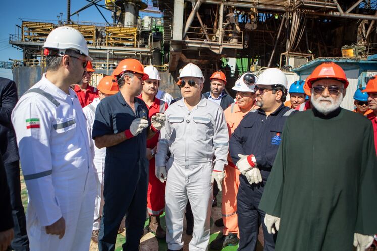 بازدید محسن پاک‌نژاد، وزیر نفت از سکوی SPD13A پارس جنوبی