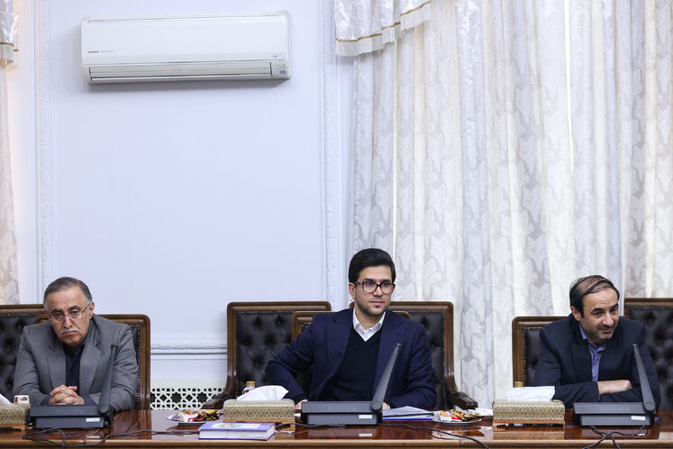 محمدصادق عظیمی‌فر، مدیرعامل شرکت پالایش و پخش فرآورده‌های نفتی ایران (وسط)