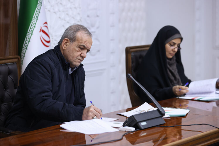 فرزانه صادق مالواجرد، وزیر راه و شهرسازی و  مسعود پزشکیان، رئیس‌جمهوری