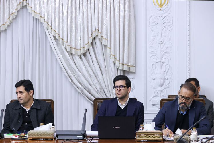 از راست : مسلم رحمانی، مدیر دیسپچینگ شرکت ملی گاز ایران، محمدصادق عظیمی‌فر، مدیرعامل شرکت پالایش و پخش فرآورده‌های نفتی ایران