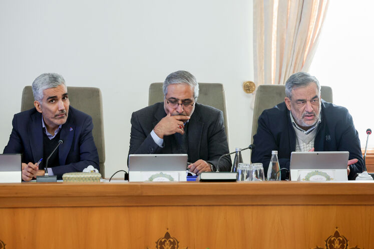 از راست: حمید بورد، مدیرعامل شرکت ملی نفت ایران، احمد زراعتکار، معاون برنامه‌ریزی وزیر نفت و امیر مقیسه، مدیر سرمایه‌گذاری و کسب‌وکار شرکت ملی نفت ایران