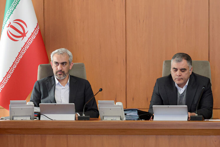 از راست: محسن پاک‌نژاد، وزیر نفت و سید علی مدنی‌زاده، وزیر امور اقتصادی و دارایی