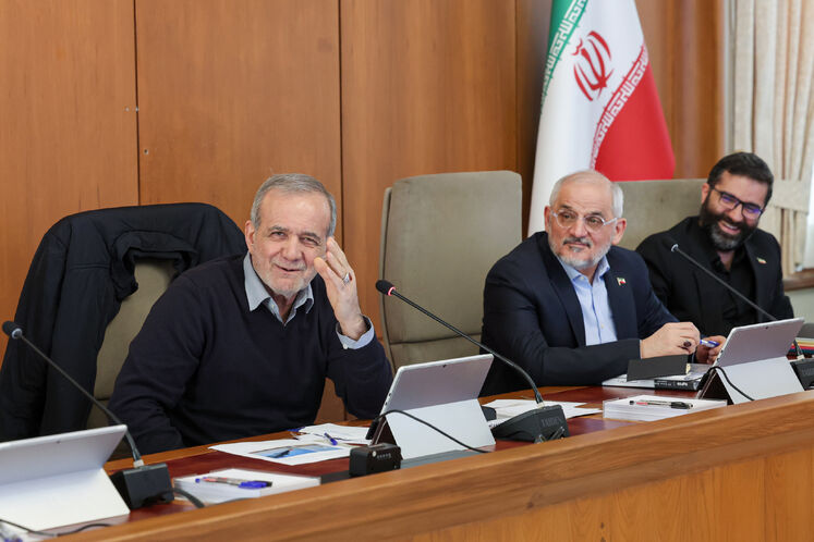 از راست: اسماعیل سقاب اصفهانی، معاون رئیس‌جمهوری و رئیس سازمان بهینه‌سازی و مدیریت راهبردی انرژی، محسن حاجی‌میرزایی، رئیس دفتر رئیس‌جمهوری  و  مسعود پزشکیان، رئیس‌جمهوری